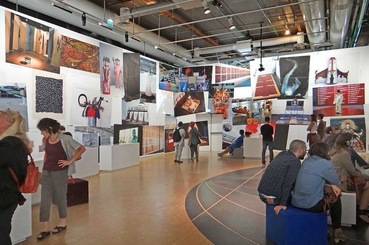 Salle de l'exposition documentaire dans la galerie du musée, Magiciens de la Terre (1989) Centre Georges Pompidou and the Grande halle de la Villette. Photo: Jean-Pierre Dalbéra