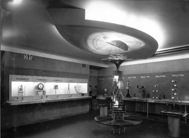 Haus Atlantis, Karen Russo