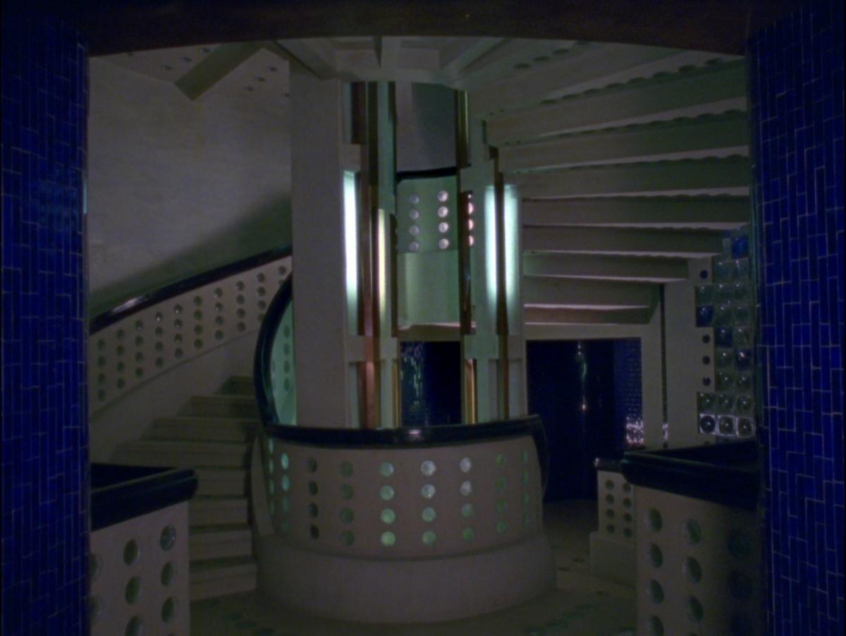 Haus Atlantis, Karen Russo
